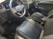 ✅ 2023 Volkswagen Tiguan SE • VIN: 3VV2B7AX5PM105309 • Lot: 42026255. Wystawiony na IAAI z przebiegiem 25 546 mil. Bezpłatny archiwum sprzedaży aukcyjnych z USA i szczegółowy raport historii pojazdu na DreamBid. Zdjęcie 1.