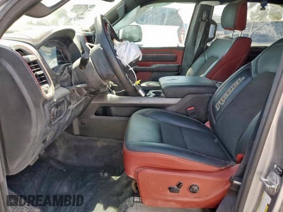 2025 Ram 1500 Rebel z VIN 1C6SRFLP0SN570460, wystawiony jako Copart lot #60926435 z przebiegiem 35 584 mil mil oraz Czysty tytuł • Clean title. Historia ofert i sprzedaży dostępna na DreamBid. Obrazek 7.