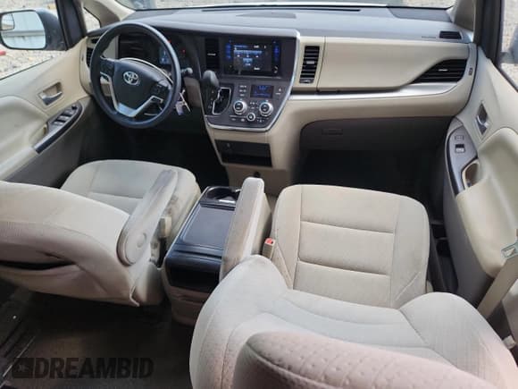 ✅ 2017 Toyota Sienna LE Auto Access Seat • VIN: 5TDKZ3DC7HS781600 • Lot: 70770895. Wystawiony na Copart z przebiegiem 146 070 mil. Bezpłatny archiwum sprzedaży aukcyjnych z USA i szczegółowy raport historii pojazdu na DreamBid. Zdjęcie 8.