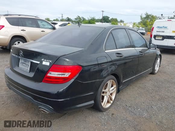 ✅ 2013 Mercedes-Benz C 300 Sport • VIN: WDDGF8AB4DR276989 • Lot: 43176906. Listed on IAAI with 88,042 mi. Free auction sales archive from the USA and detailed vehicle history report at DreamBid. Image 4.