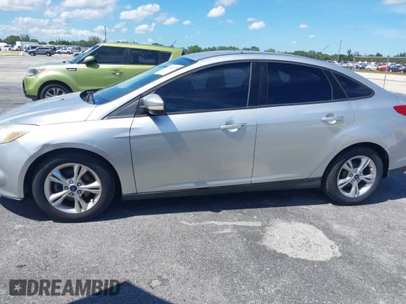 ✅ 2014 Ford Focus SE • VIN: 1FADP3F28EL274811 • Lot: 43014720. Wystawiony na IAAI z przebiegiem 99 857 mil. Bezpłatny archiwum sprzedaży aukcyjnych z USA i szczegółowy raport historii pojazdu na DreamBid. Zdjęcie 6.