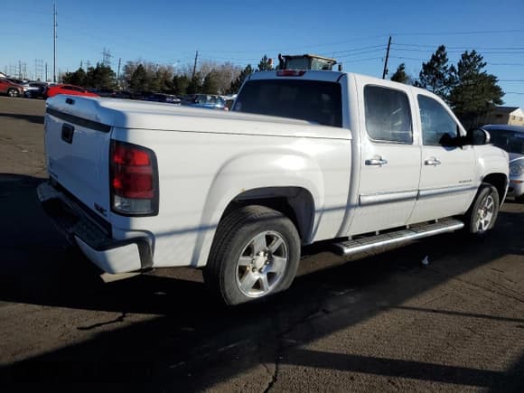 ✅ 2008 GMC Sierra Denali • VIN: 2GTEK638981301998 • Lot: 82100724. Wystawiony na Copart z przebiegiem 212 335 mil. Bezpłatny archiwum sprzedaży aukcyjnych z USA i szczegółowy raport historii pojazdu na DreamBid. Zdjęcie 3.