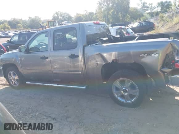 2012 Chevrolet Silverado 1500 LT z VIN 1GCPKSE7XCF216465, wystawiony jako IAAI lot #43358662 z przebiegiem 171 734 mil mil oraz . Historia ofert i sprzedaży dostępna na DreamBid. Obrazek 14.