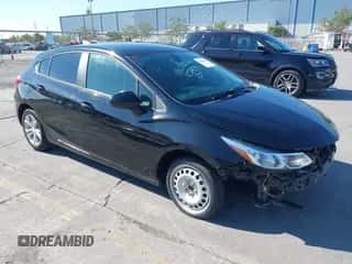 2019 Chevrolet Cruze LS z VIN 3G1BC6SM2KS569584, wystawiony jako IAAI lot #43206164 z przebiegiem 105 068 mil mil oraz . Historia ofert i sprzedaży dostępna na DreamBid. Obrazek 1.