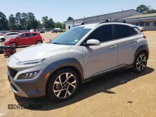 2022 Hyundai Kona Limited z VIN KM8K53A3XNU821820, wystawiony jako Copart lot #55388625 z przebiegiem 82 757 mil mil oraz Czysty tytuł • Clean title. Historia ofert i sprzedaży dostępna na DreamBid. Obrazek 1.