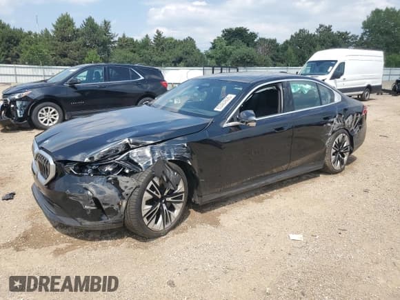 ✅ 2024 BMW 5 Series 540i xDrive • VIN: WBA63FJ08RCR29364 • Лот: 63484695. Опубликован ранее на Copart с пробегом 14 852 миль. Бесплатный доступ к архиву аукционных продаж из США и подробный отчёт об истории автомобиля на DreamBid. Изображение 1.