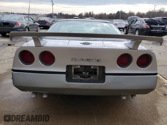 1985 Chevrolet Corvette z VIN 1G1YY0789F5106636, wystawiony jako Copart lot #86161924 z przebiegiem 105 024 mil mil oraz Szkoda całkowita • Salvage title. Historia ofert i sprzedaży dostępna na DreamBid. Obrazek 6.