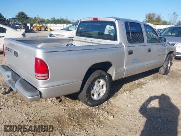 ✅ 2002 Dodge Dakota Sport • VIN: 1B7HL38N02S681523 • Lot: 43537584. Wystawiony na IAAI z przebiegiem 216 042 mil. Bezpłatny archiwum sprzedaży aukcyjnych z USA i szczegółowy raport historii pojazdu na DreamBid. Zdjęcie 4.