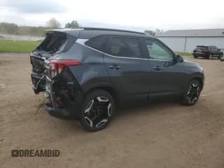 ✅ 2024 Kia Seltos SX • VIN: KNDETCA75R7667192 • Lot: 82477785. Wystawiony na Copart z przebiegiem 6 753 mil. Bezpłatny archiwum sprzedaży aukcyjnych z USA i szczegółowy raport historii pojazdu na DreamBid. Zdjęcie 3.