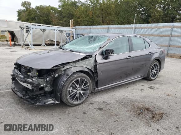 ✅ 2023 Toyota Camry SE • VIN: 4T1G11BK5PU086503 • Лот: 89864285. Опубликован ранее на Copart с пробегом 17 829 миль. Бесплатный доступ к архиву аукционных продаж из США и подробный отчёт об истории автомобиля на DreamBid. Изображение 1.