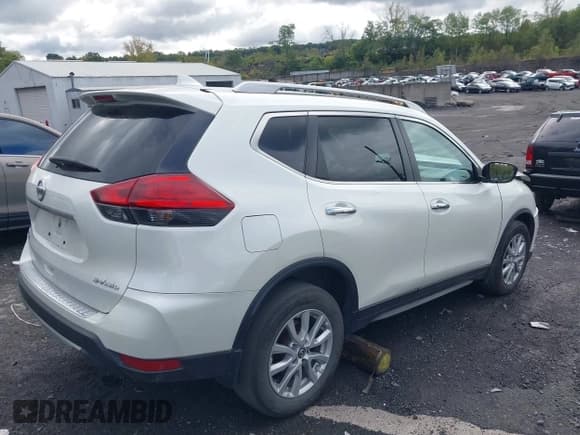 ✅ 2017 Nissan Rogue SL • VIN: 5N1AT2MV3HC896278 • Lot: 43391445. Wystawiony na IAAI z przebiegiem 617 770 mil. Bezpłatny archiwum sprzedaży aukcyjnych z USA i szczegółowy raport historii pojazdu na DreamBid. Zdjęcie 4.