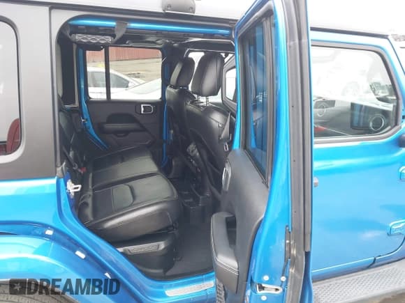 ✅ 2023 Jeep Wrangler Sahara • VIN: 1C4JJXP63PW579805 • Lot: 43401399. Wystawiony na IAAI z przebiegiem 41 989 mil. Bezpłatny archiwum sprzedaży aukcyjnych z USA i szczegółowy raport historii pojazdu na DreamBid. Zdjęcie 8.