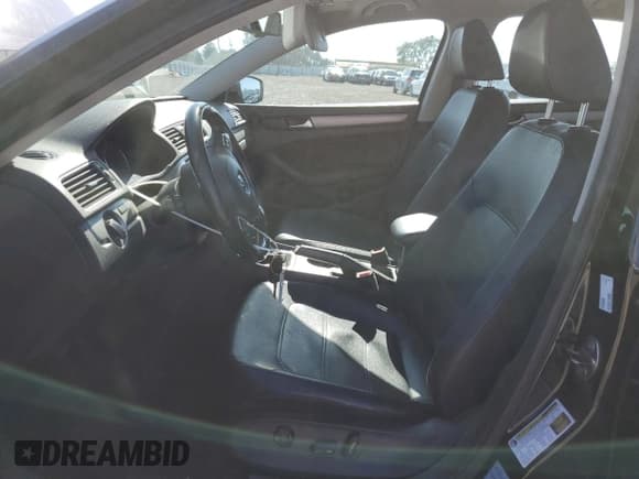 ✅ 2014 Volkswagen Passat SE • VIN: 1VWBN7A38EC058291 • Лот: 82716985. Опубликован ранее на Copart с пробегом 151 480 миль. Бесплатный доступ к архиву аукционных продаж из США и подробный отчёт об истории автомобиля на DreamBid. Изображение 7.