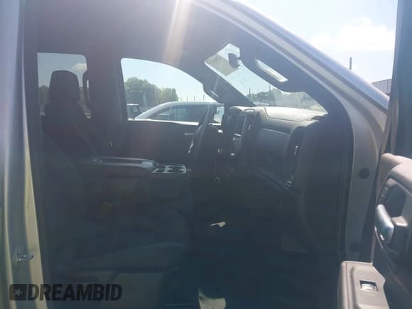 ✅ 2019 Chevrolet Silverado 1500 Custom Trail Boss • VIN: 3GCPYCEF3KG126700 • Lot: 42160575. Wystawiony na IAAI z przebiegiem 116 815 mil. Bezpłatny archiwum sprzedaży aukcyjnych z USA i szczegółowy raport historii pojazdu na DreamBid. Zdjęcie 5.