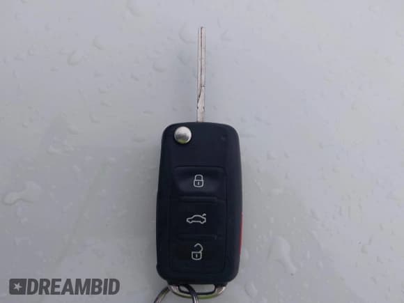 ✅ 2013 Volkswagen Beetle 2.5L • VIN: 3VWJP7AT7DM619969 • Lot: 43594617. Listed on IAAI with 10,181 mi. Free auction sales archive from the USA and detailed vehicle history report at DreamBid. Image 11.