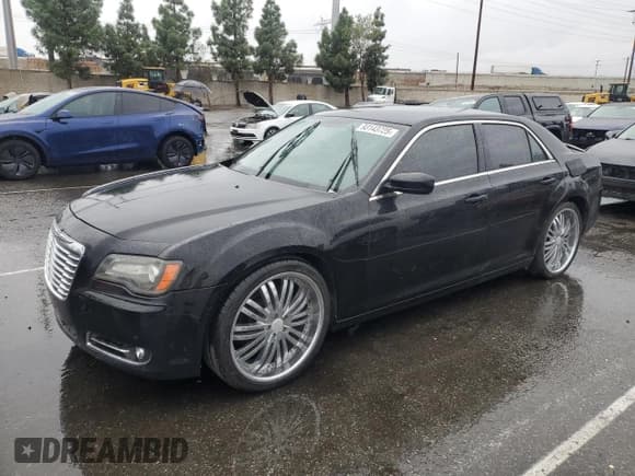 ✅ 2012 Chrysler 300 S • VIN: 2C3CCABG7CH278001 • Лот: 93143725. Опубликован ранее на Copart с пробегом 136 847 миль. Бесплатный доступ к архиву аукционных продаж из США и подробный отчёт об истории автомобиля на DreamBid. Изображение 1.