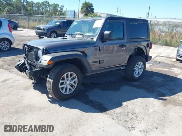 ✅ 2023 Jeep Wrangler Sport S • VIN: 1C4HJXAG8PW691841 • Lot: 43580013. Wystawiony na IAAI z przebiegiem 11 185 mil. Bezpłatny archiwum sprzedaży aukcyjnych z USA i szczegółowy raport historii pojazdu na DreamBid. Zdjęcie 2.