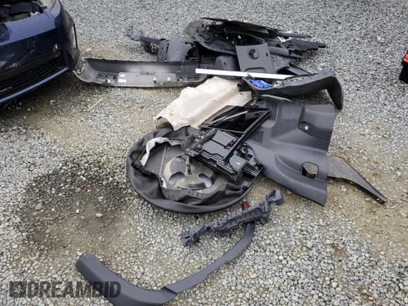 ✅ 2024 Land Rover Defender S • VIN: SALEJFFUXR2246631 • Lot: 44468045. Wystawiony na Copart z przebiegiem 25 295 mil. Bezpłatny archiwum sprzedaży aukcyjnych z USA i szczegółowy raport historii pojazdu na DreamBid. Zdjęcie 13.