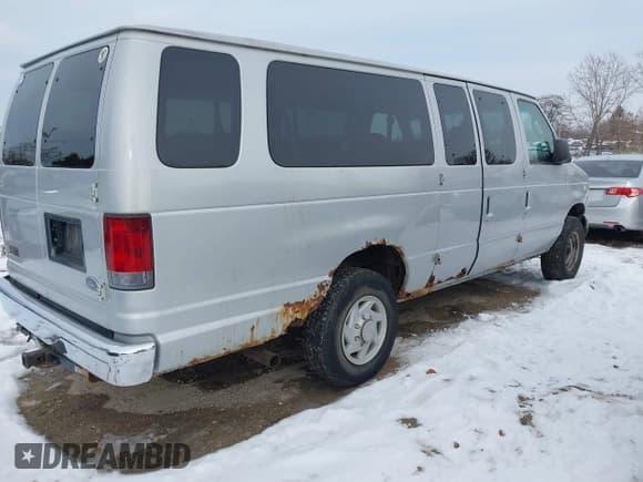 ✅ 2005 Ford Econoline Passenger XL • VIN: 1FBSS31L85HB47161 • Lot: 43884894. Listed on IAAI with 124,166 mi. Free auction sales archive from the USA and detailed vehicle history report at DreamBid. Image 4.