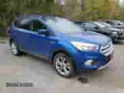 2018 Ford Escape SE z VIN 1FMCU9GD7JUA05961, wystawiony jako Copart lot #82458805 z przebiegiem Nie podano mil oraz Czysty tytuł • Clean title. Historia ofert i sprzedaży dostępna na DreamBid. Obrazek 4.