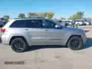2018 Jeep Grand Cherokee Altitude z VIN 1C4RJFAG6JC220486, wystawiony jako IAAI lot #43399251 z przebiegiem 90 525 mil mil oraz . Historia ofert i sprzedaży dostępna na DreamBid. Obrazek 13.