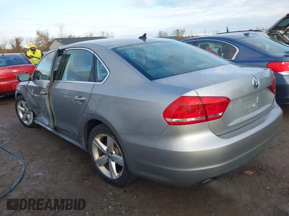 ✅ 2013 Volkswagen Passat SE • VIN: 1VWBP7A33DC130314 • Lot: 43489703. Wystawiony na IAAI z przebiegiem 113 324 mil. Bezpłatny archiwum sprzedaży aukcyjnych z USA i szczegółowy raport historii pojazdu na DreamBid. Zdjęcie 3.