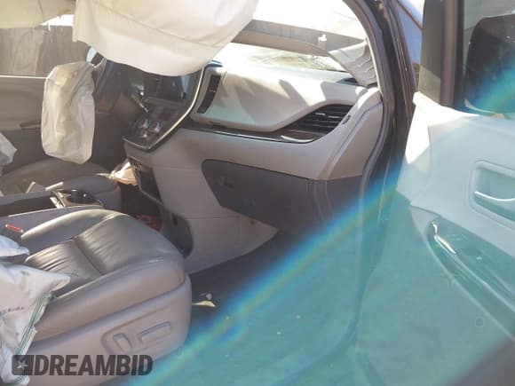 ✅ 2016 Toyota Sienna XLE • VIN: 5TDYK3DCXGS762035 • Lot: 41664706. Listed on IAAI with 109,415 mi. Free auction sales archive from the USA and detailed vehicle history report at DreamBid. Image 5.