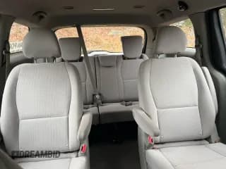 ✅ 2017 Kia Sedona L • VIN: KNDMA5C16H6284081 • Lot: 92944525. Wystawiony na Copart z przebiegiem 163 318 mil. Bezpłatny archiwum sprzedaży aukcyjnych z USA i szczegółowy raport historii pojazdu na DreamBid. Zdjęcie 6.