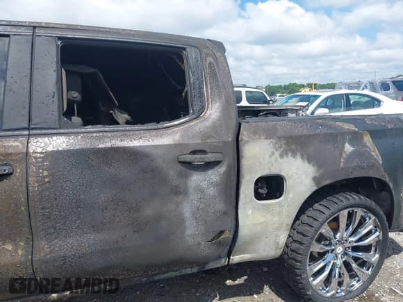 ✅ 2020 Chevrolet Silverado 1500 RST • VIN: 1GCUYEED3LZ113721 • Lot: 42639134. Wystawiony na IAAI z przebiegiem 228 411 mil. Bezpłatny archiwum sprzedaży aukcyjnych z USA i szczegółowy raport historii pojazdu na DreamBid. Zdjęcie 6.