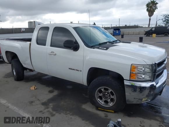 ✅ 2008 Chevrolet Silverado 2500HD Work Truck • VIN: 1GCHC29K58E152638 • Lot: 43209238. Wystawiony na IAAI z przebiegiem 304 726 mil. Bezpłatny archiwum sprzedaży aukcyjnych z USA i szczegółowy raport historii pojazdu na DreamBid. Zdjęcie 1.