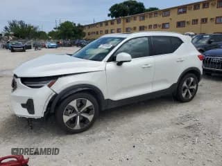 ✅ 2024 Volvo XC40 Plus Bright Theme • VIN: YV4L12UE1R2372943 • Лот: 70444985. Опубликован ранее на Copart с пробегом 2 179 миль. Бесплатный доступ к архиву аукционных продаж из США и подробный отчёт об истории автомобиля на DreamBid. Изображение 1.