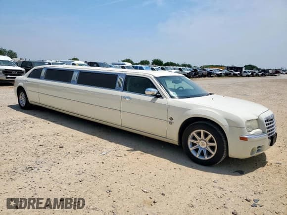 ✅ 2006 Chrysler 300 C • VIN: 2C3KA63H66H112904 • Lot: 56350555. Wystawiony na Copart z przebiegiem 100 530 mil. Bezpłatny archiwum sprzedaży aukcyjnych z USA i szczegółowy raport historii pojazdu na DreamBid. Zdjęcie 4.