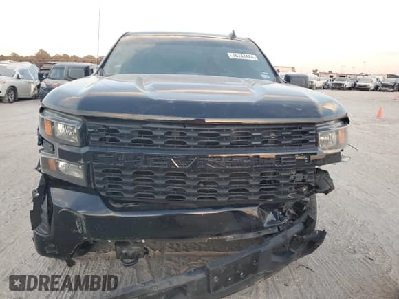 ✅ 2021 Chevrolet Silverado 1500 Custom • VIN: 3GCPWBEH8MG102560 • Lot: 76747484. Wystawiony na Copart z przebiegiem 81 580 mil. Bezpłatny archiwum sprzedaży aukcyjnych z USA i szczegółowy raport historii pojazdu na DreamBid. Zdjęcie 5.