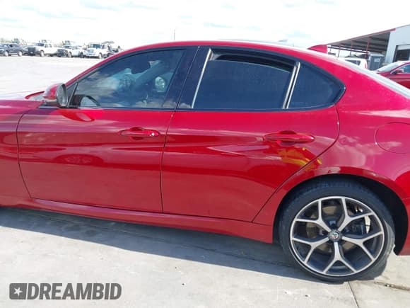 ✅ 2018 Alfa Romeo Giulia Ti Sport • VIN: ZARFAEEN6J7577932 • Лот: 43370364. Опубликован ранее на IAAI с пробегом 52 651 миль. Бесплатный доступ к архиву аукционных продаж из США и подробный отчёт об истории автомобиля на DreamBid. Изображение 14.