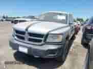 2008 Dodge Dakota z VIN 1D3HW38K18S590757, wystawiony jako IAAI lot #42501413 z przebiegiem Nie podano mil oraz . Historia ofert i sprzedaży dostępna na DreamBid. Obrazek 2.