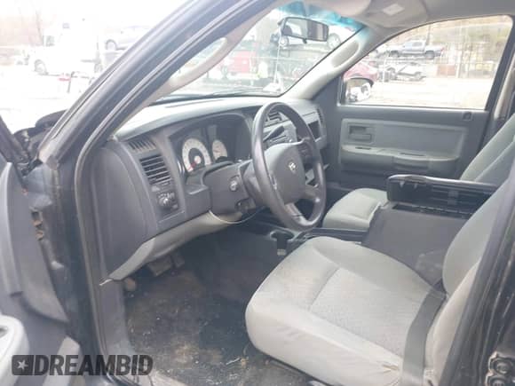 2008 Dodge Dakota SXT z VIN 1D7HW38K98S626841, wystawiony jako IAAI lot #42052680 z przebiegiem 194 127 mil mil oraz . Historia ofert i sprzedaży dostępna na DreamBid. Obrazek 5.