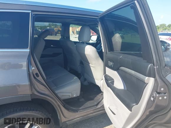 ✅ 2017 Toyota Highlander XLE • VIN: 5TDKZRFH6HS205427 • Lot: 42581825. Listed on IAAI with Not provided. Free auction sales archive from the USA and detailed vehicle history report at DreamBid. Image 8.