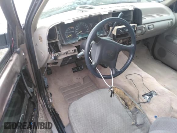 ✅ 1996 GMC Sierra 1500 • VIN: 1GTHC33J4TF010466 • Lot: 48392195. Wystawiony na Copart z przebiegiem 143 267 mil. Bezpłatny archiwum sprzedaży aukcyjnych z USA i szczegółowy raport historii pojazdu na DreamBid. Zdjęcie 8.