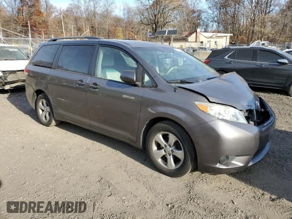 ✅ 2014 Toyota Sienna LE • VIN: 5TDKK3DC1ES521838 • Lot: 91239805. Listed on Copart with 139,460 mi. Free auction sales archive from the USA and detailed vehicle history report at DreamBid. Image 4.