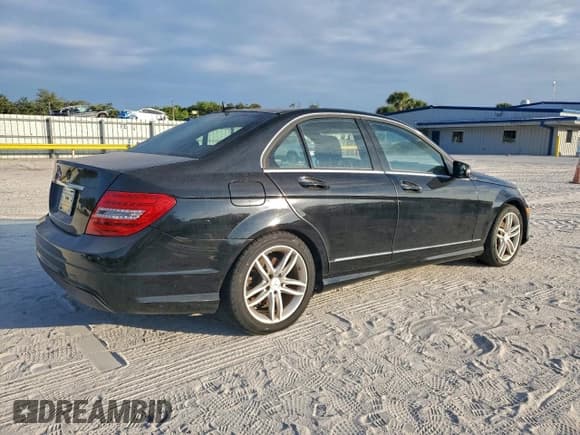 ✅ 2014 Mercedes-Benz C 250 Sport • VIN: WDDGF4HB0EA938226 • Lot: 94472715. Wystawiony na Copart z przebiegiem 290 466 mil. Bezpłatny archiwum sprzedaży aukcyjnych z USA i szczegółowy raport historii pojazdu na DreamBid. Zdjęcie 3.