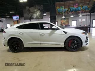 ✅ 2021 Lamborghini Urus • VIN: ZPBUA1ZL1MLA15024 • Lot: 48737594. Wystawiony na Copart z przebiegiem 13 617 mil. Bezpłatny archiwum sprzedaży aukcyjnych z USA i szczegółowy raport historii pojazdu na DreamBid. Zdjęcie 1.