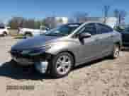 2018 Chevrolet Cruze LT z VIN 1G1BE5SM9J7128150, wystawiony jako Copart lot #44773332 z przebiegiem 78 133 mil mil oraz . Historia ofert i sprzedaży dostępna na DreamBid. Obrazek 2.