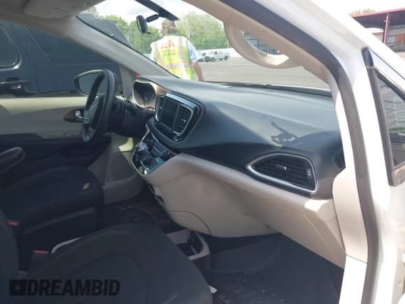 ✅ 2020 Chrysler Voyager L • VIN: 2C4RC1AG4LR102783 • Lot: 42133616. Listed on IAAI with 51,932 mi. Free auction sales archive from the USA and detailed vehicle history report at DreamBid. Image 5.