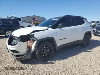 ✅ 2024 Jeep Compass Latitude • VIN: 3C4NJDBN8RT130188 • Lot: 87007585. Wystawiony na Copart z przebiegiem 33 380 mil. Bezpłatny archiwum sprzedaży aukcyjnych z USA i szczegółowy raport historii pojazdu na DreamBid. Zdjęcie 1.