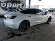 ✅ 2022 Tesla Model 3 • VIN: 5YJ3E1EA6NF298598 • Lot: 81917005. Wystawiony na Copart z przebiegiem 31 030 mil. Bezpłatny archiwum sprzedaży aukcyjnych z USA i szczegółowy raport historii pojazdu na DreamBid. Zdjęcie 3.