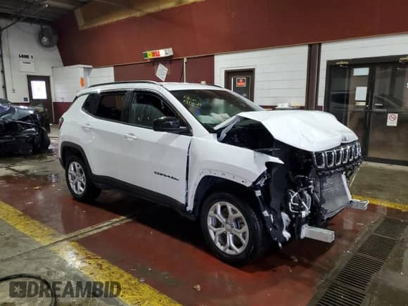 2024 Jeep Compass Latitude с VIN 3C4NJDBNXRT110427, выставлен на аукционе Copart как лот 90045035 с пробегом 16 695 миль миль и Списание • Salvage title. История ставок и продаж доступна на DreamBid. Изображение 4.