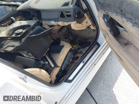 ✅ 2014 BMW 5 Series 550i • VIN: WBAKN9C51ED681921 • Lot: 43754559. Wystawiony na IAAI z przebiegiem Nie podano. Bezpłatny archiwum sprzedaży aukcyjnych z USA i szczegółowy raport historii pojazdu na DreamBid. Zdjęcie 5.