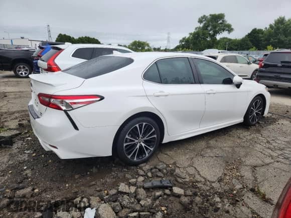 2020 Toyota Camry SE with VIN 4T1G11BK0LU003196, listed as a Copart auction lot 68972305 with 51,497 mi miles and Salvage title. Bid and sale history available at DreamBid. Image 3.