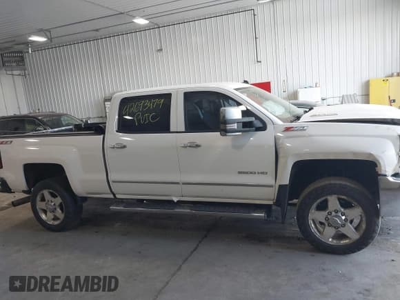 ✅ 2015 Chevrolet Silverado 2500HD LT • VIN: 1GC1KVE83FF119760 • Lot: 42693479. Listed on IAAI with 329,481 mi. Free auction sales archive from the USA and detailed vehicle history report at DreamBid. Image 13.