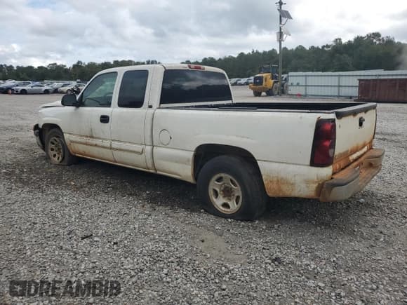 ✅ 2006 Chevrolet Silverado 1500 LS • VIN: 2GCEC19T561153423 • Лот: 84610645. Опубликован ранее на Copart с пробегом 303 107 миль. Бесплатный доступ к архиву аукционных продаж из США и подробный отчёт об истории автомобиля на DreamBid. Изображение 2.